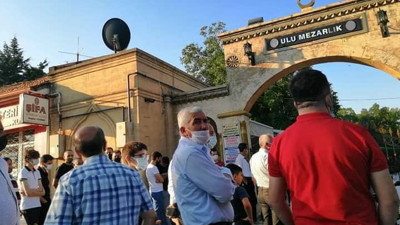 Mezarlığa gelenler şoke oldu. Belediye Başkanı'ndan ilginç açıklama