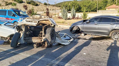 Kazada minibüs ikiye bölündü