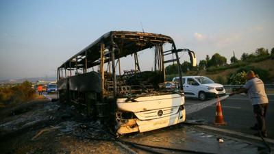 Seyir halindeki yolcu otobüsü alev alev yandı (22 Temmuz 2021)