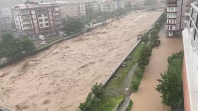 Rize yine sele teslim. Dereler taştı. Yollar yarıldı
