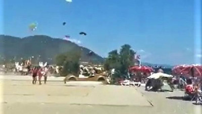 Ünlü sahilde fırtına paniği. Uçuşan şemsiyeler 3 kişiyi yaraladı