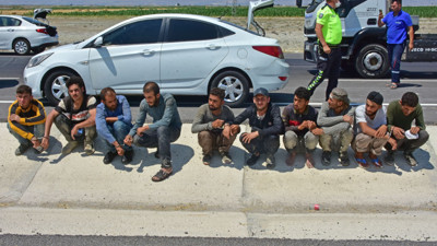 Kovalamacayla durdurulan otomobilin içinden 8 bagajından 2 Suriyeli çıktı