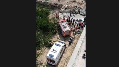 Kamyonet 20 metrelik köprüden uçtu: 2 ölü, 1 yaralı