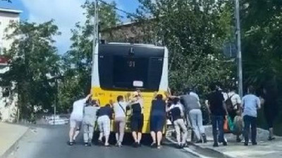 İETT otobüsü arızalanınca görev yolculara düştü