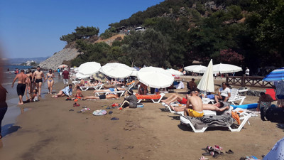 2 şezlong 1 şemsiye kirası ne kadar biliyor musunuz? Bu soyguna kim izin veriyor