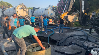 Kuşadası'nda kanalizasyon patladı, atık su denize aktı