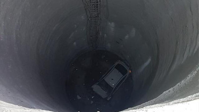 İzmir'de otomobil metro inşaatındaki boşluğa düştü: 2 ağır yaralı