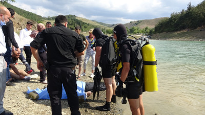 Çocuklarını kurtarmak için suya giren baba boğularak can verdi