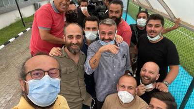 Beşiktaş muhabirlerinden yağmur selfiesi
