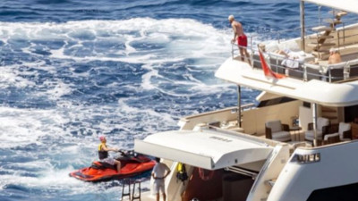 Efsane futbolcunun teknesini polis bastı! Ailesiyle yaptığı tatili zehir ettiler