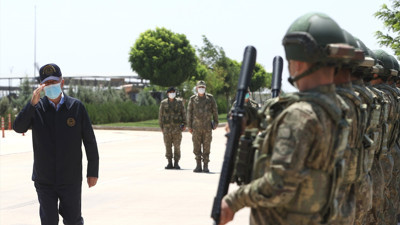 Bakar Akar ve kuvvet komutanları sınır hattında