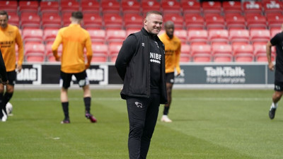 Wayne Rooney kendi oyuncusunu sakatladı