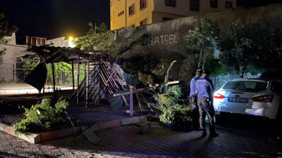 Şiddetli rüzgar öğrenci yurdunun çatısını uçurdu