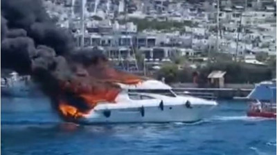 Hareket halindeki yat alev alev yandı