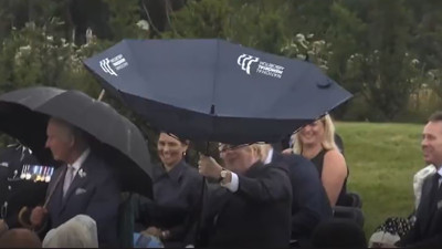 Protokoldeki kadınlar kıkır kıkır güldü. Boris Johnson şemsiye açarken 'Sakar Şakir' durumuna düştü