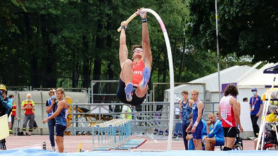 Sırıkla atlamada Ersu Şaşma'dan tarihi başarı
