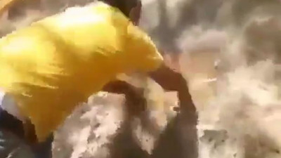 Sahipsiz bırakılan vatandaş. Tırnaklarıyla kazarak yangını önlemeye çalıştılar