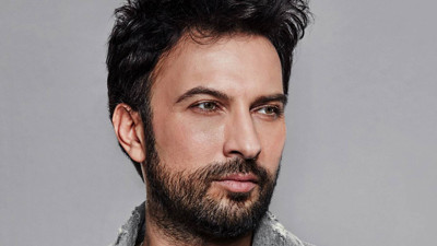 Megastar Tarkan haberin başlığını kendisini attı. Affet Azra, seni de koruyamadık