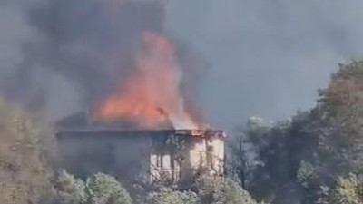 Hisarönü'ndeki yangından korkunç görüntüler. Alevler yerleşim yerlerine ulaştı