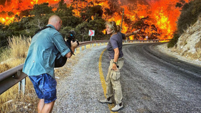 Haber için alevlerin arasına dalan muhabir yangını böyle sundu