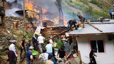 Artvin'de de yangın başladı: 10'a yakın ahşap ev yandı