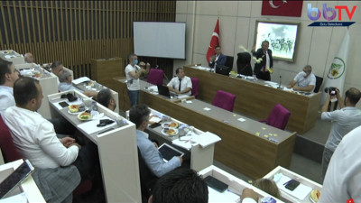 CHP'li Tanju Özcan, AKP'li meclis üyelerine çay fırlattı