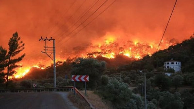 5 gündür yanan Köyceğiz’e askerler ve tomalarla müdahale ediliyor