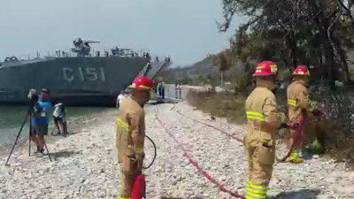 Çıkarma gemisi Muğla’daki yangına böyle müdahale etti