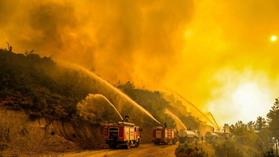 Alevler yolun karşısındaki dağa sıçradı