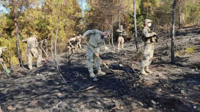 Yangını söndüren Mehmetçik'ten marşlı kutlama