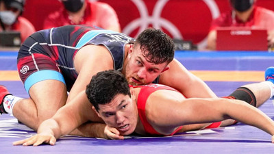 Milli güreşçi Süleyman Karadeniz yarı finalde