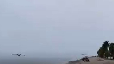 Muğla'da yüreklerin ağza geldiği an... İspanya uçağı yangın söndürmeye çalışırken birileri deniz sefası yapıyor!