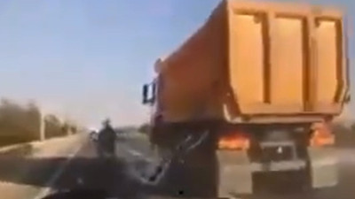 Harfiyat kamyonuyla motosikleti bilerek ezdi