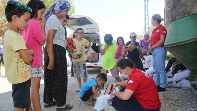 Adana Büyükşehir Derman ekipleri afetzede halkın yanında