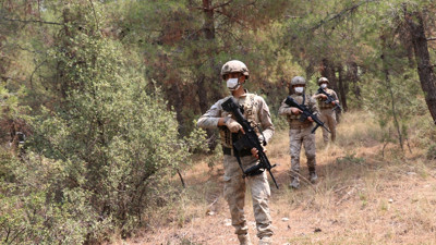 Denizli'de komandolar yangına karşı milli parkta cam atık topladı