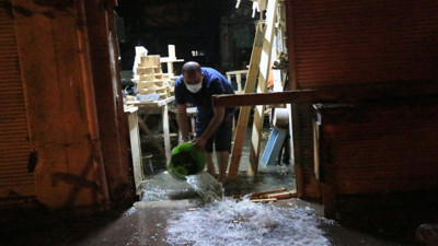 Mersin'de sağanak: Yollar göle döndü, araçlar mahsur kaldı