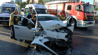 Ataşehir'de araba İETT otobüsüne çarptı