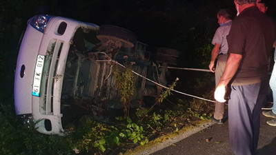 Devrilen kamyonette sıkışan baba-oğul güçlükle kurtarıldı