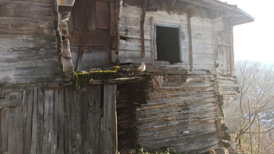 Üç engelli çocuğu ile harabede yaşayan aileye İYİ Parti’den yardım eli