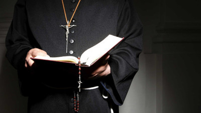 Fransa'da bir papaz öldürüldü