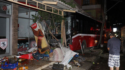 Halk otobüsü markete daldı: 8 yaralı