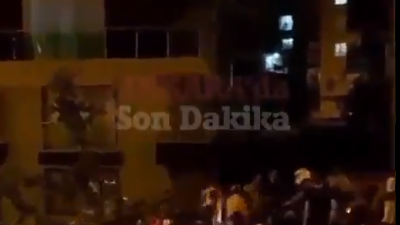 Göçmenler ellerinde zincirlerle sokakta fink atıyor