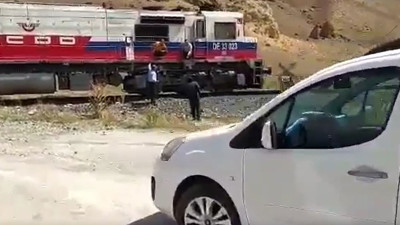 Yok artık! Bahşiş için trenle düğün konvoyunun önünü kestiler