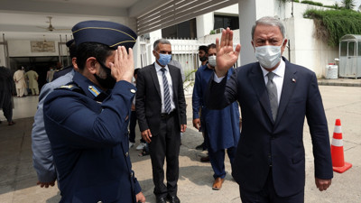 Bakan Akar Pakistanlı Savunma Üretim Bakanı ile görüştü