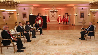 Erdoğan’ın canlı yayınındaki fısıltı sosyal medyayı karıştırdı. Kılıçdaroğlu da topa girdi