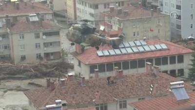 Kastamonu'daki selde çatılara çıkan vatandaşları TSK helikopterle kurtardı
