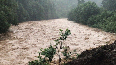 Rize'nin Çayeli ilçesinde Ağaran Şelalesi taştı