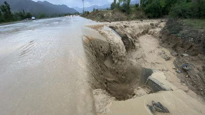 Erzurum'da sağanak taşkına neden oldu