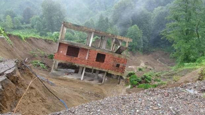 Rize'de 'oturulamaz' raporlu ev inşaatı, heyelanda bu kez 30 metre kaydı