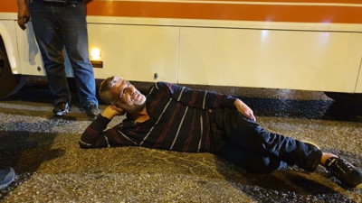 Arkadaşını bıçakla yaraladı, kaçarken otobüs çarptı. Şoföre, "iyi ki çarptın bana" dedi